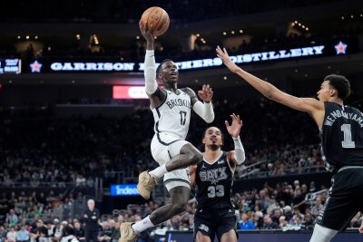 Dennis Schröder: "Das große Ziel ist eine Championship" - Dennis Schröder (l) will mit den Brooklyn Nets in die Playoffs.