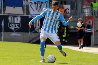 Der CFC-Kader im BLICK.de-Saisoncheck - Für Niklas Walther ist es die dritte Regionalliga-Spielzeit bei den Himmelblauen gewesen. Wegen eines Syndesmosebandanriss, den er sich beim Auswärtsspiel in Zwickau zugezogen hatte, kam er schlussendlich nur auf 21 Einsätze. In diesen gelang dem offensiven Linksverteidiger kein Treffer, einen bereitete er aber zumindest vor. BLICK.de-Fazit: Durchwachsene Saison!