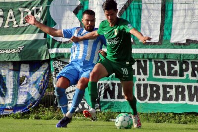 Der CFC-Kader im BLICK.de-Saisoncheck - Er kam als Leader, übernahm die Rolle allerdings nur selten: Niclas Erlbeck konnte in nur 17 Spielen mitwirken. Sein einziges Saisontor, aber das war das siegbringende, erzielte der Defensivstratege beim Heimspiel gegen den 1. FC Lokomotive Leipzig. Im Rückspiel zog sich der 31-jährige einen Innenbandriss im Knie zu, was das Saisonaus für ihn bedeutete. Unrühmlich trat Erlbeck beim Heimspiel gegen den BFC Dynamo in Erscheinung, als er in der 19. Minute nach einem überhartem Foulspiel die rote Karte sah. Kaum kehrte er nach dieser Sperre zurück, handelt er sich die fünfte gelbe Karte ein. BLICK.de-Fazit: Durchwachsene Saison!