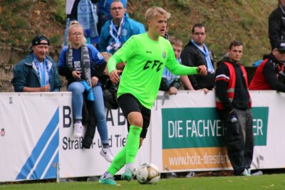 Der CFC-Kader im BLICK.de-Saisoncheck - Die Premierensaison im Männerbereich war für Jannick Wolter eine gute. So kam der Youngster auf 16 - wenngleich größtenteils kurze - Einsätze, in denen er aber sowohl zwei Tore erzielen als auch zwei weitere vorbereiten konnte. Seine erste Vorlage legte der Mittelfeldmann beim 2:1 in Zwickau in der Schlussminute zum Siegtreffer auf, sein erstes Tor erzielte er auswärts beim 1:1 gegen den 1. FC Lokomotive Leipzig. Die letzten beiden Liga-Spiele - beim FC Eilenburg und zuhause gegen den FC Rot-Weiss Erfurt, wo er sein zweites Saisontor erzielte - stand er die gesamte Zeit über auf dem Platz. Dazu absolvierte der 19-Jährige auch beide Spiele im "Wernesgrüner Sachsenpokal". BLICK.de-Fazit: Talent sammelte erste Profi-Erfahrungen!