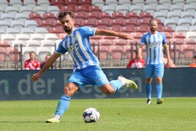 Der CFC-Kader im BLICK.de-Saisoncheck - Bis auf kleinere Verletzungen war auf Nils Lihsek stets Verlass. Der Neuzugang vom FC Rot-Weiß Koblenz schaffte es auf 29 Einsätze. Oftmals im linken Mittelfeld aufgeboten, steuerte der 24-jährige zwei sehenswerte Tore bei. Beide erzielte er - gegen die zweite Mannschaft von Hertha BSC Berlin und die VSG Altglienicke - im "Stadion - An der Gellertstraße". Außerdem legte Lihsek noch vier himmelblaue Tore auf. Beim blamablen Aus gegen den Bischofswerdaer FV 08 im "Wernesgrüner Sachsenpokal" war er ebenfalls einmal erfolgreich. BLICK.de-Fazit: Transfer mit Potential!