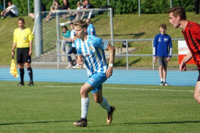 Der CFC-Kader im BLICK.de-Saisoncheck - Wie schon in der vergangenen Spielzeit ist Max Roscher der Pechvogel beim CFC. Durch eine Operation am Knöchel fiel der 20-jährige Offensivspieler die komplette Hinrunde aus. Am 19. Spieltag feierte er zuhause gegen die zweite Mannschaft von Hansa Rostock nach 441 Tagen endlich sein Comeback. Nach drei Kurzeinsätze litt er dann unter Sprunggelenksprobleme, die eine wochenlange Pause zur Folge hatte. Final stehen fünf Einsätze mit einer Spielzeit von 71 Minuten zu Buche. Im letzten Freundschaftsspiel gegen Germania Mittweida trug sich Roscher einmal in die Torschützenliste ein. BLICK.de-Fazit: Keine Wertung!