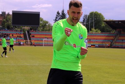 Der CFC-Kader im BLICK.de-Saisoncheck - Dejan Bozic ist mit zwölf Treffern der beste himmelblaue Torschütze. Die Spielzeit des 31-jährigen Rückkehrers, der außerdem drei Vorlagen gab, lief größtenteils solide. Aufgrund mehrerer kleinerer Verletzungen schaffte er es letztlich nur auf 27 Einsätze. In diesem sammelte der Stürmer beachtliche acht gelbe Karten. Im "Wernesgrüner Sachsenpokal" knipste er in Oelsnitz einmal. BLICK.de-Fazit: Solide Saison!