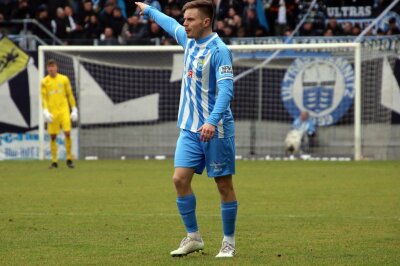 Der CFC-Kader im BLICK.de-Saisoncheck - Manuel Reutter startete als Stammspieler in die Saison, jedoch erlitt der Neuzugang vom FSV Frankfurt im "Wernesgrüner Sachsenpokal" gegen Merkur Oelsnitz eine Sprunggelenksverletzung, wodurch er fast ein halbes Jahr ausfiel. Dadurch brachte es der 22-jährige Rechtsverteidiger nur auf 20 Einsätze. In diesen war er an vier Toren beteiligt. Während ihm ein Pflichtspieltreffer verwehrt blieb, traf er im Testspiel gegen Handwerk Rabenstein einmal. Beim 1:6 bei der zweiten Mannschaft von Rostock unterlief ihm ein unglückliches Eigentor. BLICK.de-Fazit: Transfer mit Potential!