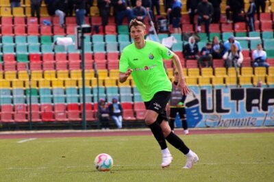 Der CFC-Kader im BLICK.de-Saisoncheck - Felix Müller - gekommen vom Liga-Konkurrenten ZFC Meuselwitz - hielt größtenteils das, was man von ihm erwartete. War der 26-Jährige in der Hinrunde der absolute Dauerbrenner, fand er sich in der Rückrunde, die mit einer Gelbsperre begann, mehrfach in der Reservistenrolle wieder. Demensprechend schaffte es der gebürtige Zeitzer auf 26 Einsätze, in denen traf er zweimal, gab weiterhin zwei Vorlagen. Im "Wernesgrüner Sachsenpokal" kam er gleichfalls in beiden Spielen zum Einsatz, und steuerte gegen den Bischofswerdaer FV einen Treffer bei. BLICK.de-Fazit: Solide Saison!