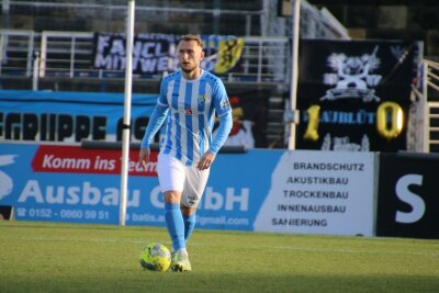 Der CFC-Kader im BLICK.de-Saisoncheck - Jan Koch plagte sich mehrfach die Saison über mit Verletzungen herum. Dem Neuzugang von der SGV Freiberg machten vor allem Adduktorenbeschwerden zu schaffen, sodass es der 28-Jährige nur auf 15 Einsätze brachte. Dabei gelangen ihm weder Tor noch Vorlage - auch in den Testspielen ging er leer aus. Gegen die VSG Altglienicke leitete er mit einem Fehler die Heimniederlage ein. BLICK.de-Fazit: Durchwachsene Saison!