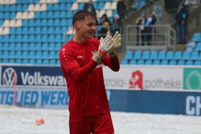 Der CFC-Kader im BLICK.de-Saisoncheck - Stanley Birke feierte sein Profi-Debüt beim 2:1-Sieg in Zwickau. Danach stand der 19-Jährige noch in drei weiteren Spielen zwischen den Pfosten. Insgesamt kassierte er zehn Gegentore, die meisten davon beim 2:7 in Erfurt, wo ihm zwei Patzer unterliefen. Bei der 2:4-Niederlage nach Verlängerung gegen Oberligist Bischofswerdaer FV hütete Birke ebenfalls das Tor. Die komplette Rückrunde fehlte er wegen einer Knie-Operation. BLICK.de-Fazit: Talent sammelte erste Profi-Erfahrungen!