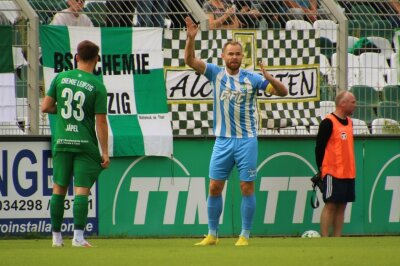 Der CFC-Kader im BLICK.de-Saisoncheck - Kapitän Tobias Müller kam verletzungsfrei durch die Saison und final auf 31 Einsätze. Zwei Spiele fehlte der 31-Jährige aufgrund einer Gelbsperre, das Heimspiel gegen Energie Cottbus verpasste er krankheitsbedingt. Mit zehn gelben Karten hat er die meisten gesehen, hinzu kommt eine gelb-rote Karte, die er im "Wernesgrüner Sachsenpokal" in Bischofswerda gesehen hat. Müller erzielte zwei Tore und bereitete drei vor. BLICK.de-Fazit: Solide Saison!