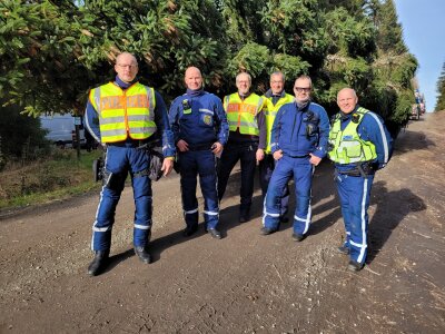 Der Chemnitzer Weihnachtsbaum rollt an: Liveticker zum Transport - Das Team der Verkehrspolizeiinspektion Chemnitz begleitet den Weihnachtsbaum auf seiner Fahrt von Carlsfeld nach Chemnitz. Foto: Katja Lippmann-Wagner 