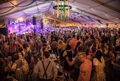 Der Countdown zum 2. Freiberger Oktoberfest läuft - Das Festzelt: Platz für 1.250 Gäste und bayerische Köstlichkeiten. Foto: Marcel Schlenkrich/Archiv