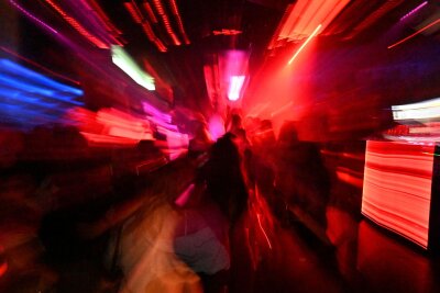 Der drohende Untergang des Nachtlebens - Lichter, Tanzen, Rausch - mitten in der Nacht: Gäste tanzen in einem Club - hier in München. (Archivbild)