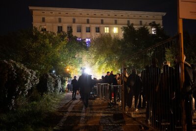 Der drohende Untergang des Nachtlebens - Die Schlange vor dem weltbekannten Berliner Club: Hunderte stehen vor dem "Berghain". Der Name leitet sich vom Bezirk Friedrichshain-Kreuzberg ab, in dem sich der Club in einem früheren Heizkraftwerk befindet. (Archivbild)