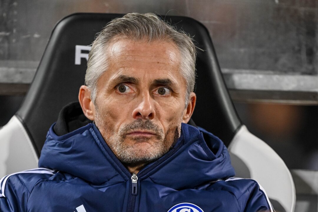 Der Druck auf Schalke bleibt groß: "HSV andere Geschichte" - Trainer Kees van Wonderen fordert eine positive Herangehensweise.