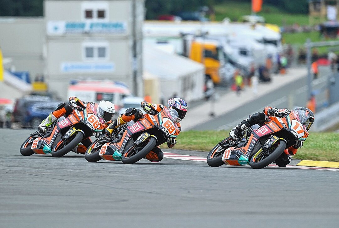 Der erste IDM-Renntag auf dem Schleizer Dreieck - Beim Rennen der IDM Supersport 300 waren die Freudenberg-KTM-Piloten an der Spitze unter sich (# 17 Ruben Bijman, # 69 Oliver Svendsen, # 66 Phillip Tonn). Foto: Thorsten Horn