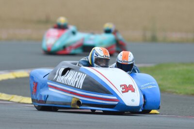 Der erste IDM-Renntag auf dem Schleizer Dreieck - Die Gaststarter aus der WM Sam und Tom Christie auf dem Weg zum Sieg im Sprintrennen der IDM Sidecar. Foto: Thorsten Horn