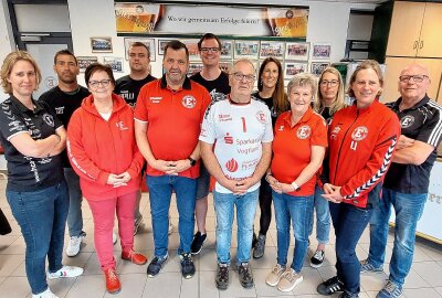 Der HC Einheit Plauen feiert "100 Jahre Handball!" -  Das Einheit-Festkomitee (im Bild von links): Sabrina Lukas, Steve Schmidt, Gabi Grimm, Willy-Paul Wunderlich, Uwe Rietsch, Florian Wißgott, Jochen Stüber, Katrin Schmidt, Gabi Rietsch, Yvonne Stephan, Nicole Schierjott, Jürgen Grimm. Es fehlen Frank Kühn und Bernd Grimm. Foto: Karsten Repert