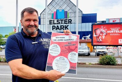 Der HC Einheit Plauen feiert "100 Jahre Handball!" - Uwe Rietsch präsentiert das Festplakat. Foto: Karsten Repert