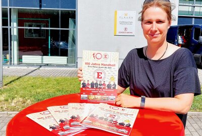 Der HC Einheit Plauen feiert "100 Jahre Handball" - Sabrina Lukas vom geschäftsführenden Vorstand des HC Einheit Plauen präsentiert die Chronik. Foto: Karsten Repert