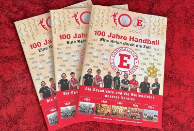 Der HC Einheit Plauen feiert "100 Jahre Handball" - Sabrina Lukas vom geschäftsführenden Vorstand des HC Einheit Plauen präsentiert die Chronik. Foto: Karsten Repert