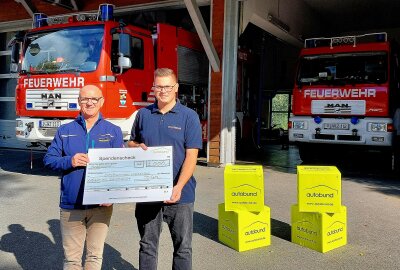 Der Hochwasserschutz wird immer wichtiger - Autobund-Vertriebsleiter Aaron Schwabe (links) hat an Ortswehrleiter Kevin Müller (rechts) den 1.000 Euro Check überreicht. Foto: Karsten Repert