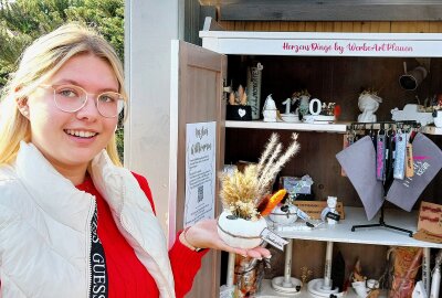 Der neueste Schrei: SB-Geschenke-Shop in Plauen hat täglich geöffnet - Florence Dejmek hat mit Papa Markus diesen Selbstbedienungsschrank als Geschenkladen eröffnet. Foto: Karsten Repert