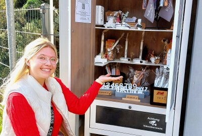 Der neueste Schrei: SB-Geschenke-Shop in Plauen hat täglich geöffnet - Die 19-Jährige füllt den Schrank immer wieder mit neuen Geschenkideen auf. Foto: Karsten Repert