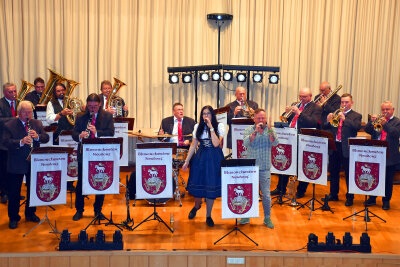 Der Partymacher Engel B. und die Blasmusik im Erzgebirge - Engel B., Microslav Hour und Lucie Plachtova mit dem Blasorchester Neudorf. Foto: Maik Bohn