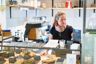 Der Traum vom eigenen Café: Schnapsidee oder Glücksgarant? - Wer einen Gastro-Betrieb eröffnet, muss Zeit und Geld investieren. Julia Strasser, Betreiberin des "Barista Sistar" in München arbeitet etwa 60 Stunden pro Woche.