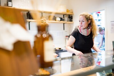 Der Traum vom eigenen Café: Schnapsidee oder Glücksgarant? - Julia Strasser kommt aus der IT-Branche. Bevor sie sich mit ihrem Gastro-Betrieb selbstständig gemacht hat, arbeitete sie neben ihrem IT-Job in einem Café mit. 