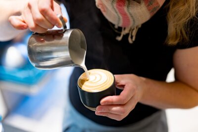 Der Traum vom eigenen Café: Schnapsidee oder Glücksgarant? - Julia Strasser betreibt das Café "Barista Sistar" in München. Neben Cappuccino machen und Co. geht auch viel Zeit für Büroarbeit drauf. 