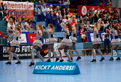 Der Traum vom Titel kann weiter geträumt werden - In der Halbzeitpause zeigten die Tänzerinnen vom Tanzboden Meerane ihr Können. Foto: Markus Pfeifer