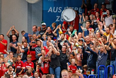 Der Traum vom Titel kann weiter geträumt werden - Riesenjubel bei den Fans im Hot-Sportzentrum. Foto: Markus Pfeifer