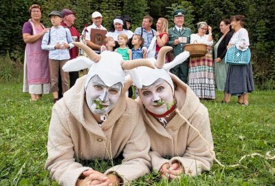 Der weiße Ziegenbock vom Katzenstein treibt wieder sein Unwesen - Henriette Kraus und Finja Hinkel (vorn v.l.) teilen sich die Rolle des "Hans von Ziegen Boeck". Am 19. und am 22. September spielen die "Arzgebirgischen Spielleit" das Theaterstück auf der Pobershauer Bergfestwiese. Foto: Jan Görner