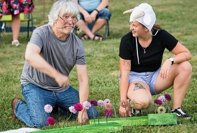 Der weiße Ziegenbock vom Katzenstein treibt wieder sein Unwesen - Axel Poike und Finja Hinkel (v.l.) während einer Probe. Foto: Jan Görner