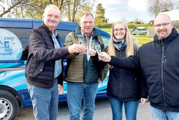 Der ZWAV macht es möglich: Endlich gibt’s genug Wasser für alle Vogtländer - ZWAV-Geschäftsführer Henning Scharch (links) stieß auch in Oberbrambach mit Bauunternehmer Jörg Schmidt, Sandra Chemnitz (ZWAV, Technische Leiterin) und Torsten Schnurre (Amtsverweser Bad Brambach) an.