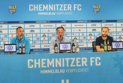 Derby: Der Chemnitzer FC empfängt den FSV Zwickau - Vor dem Derby gegen Zwickau konnte CFC-Pressesprecher Henry Buschmann (Mitte) den Cheftrainer Christian Tiffert (l.) und Kapitän Tobias Müller zur Pressekonferenz begrüßen. Foto: Knut Berger