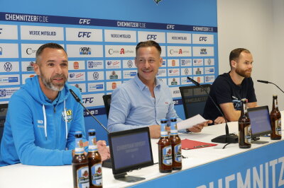 Derby: Der Chemnitzer FC empfängt den FSV Zwickau - Vor dem Derby gegen Zwickau konnte CFC-Pressesprecher Henry Buschmann (Mitte) den Cheftrainer Christian Tiffert (l.) und Kapitän Tobias Müller zur Pressekonferenz begrüßen. Foto: Harry Härtel