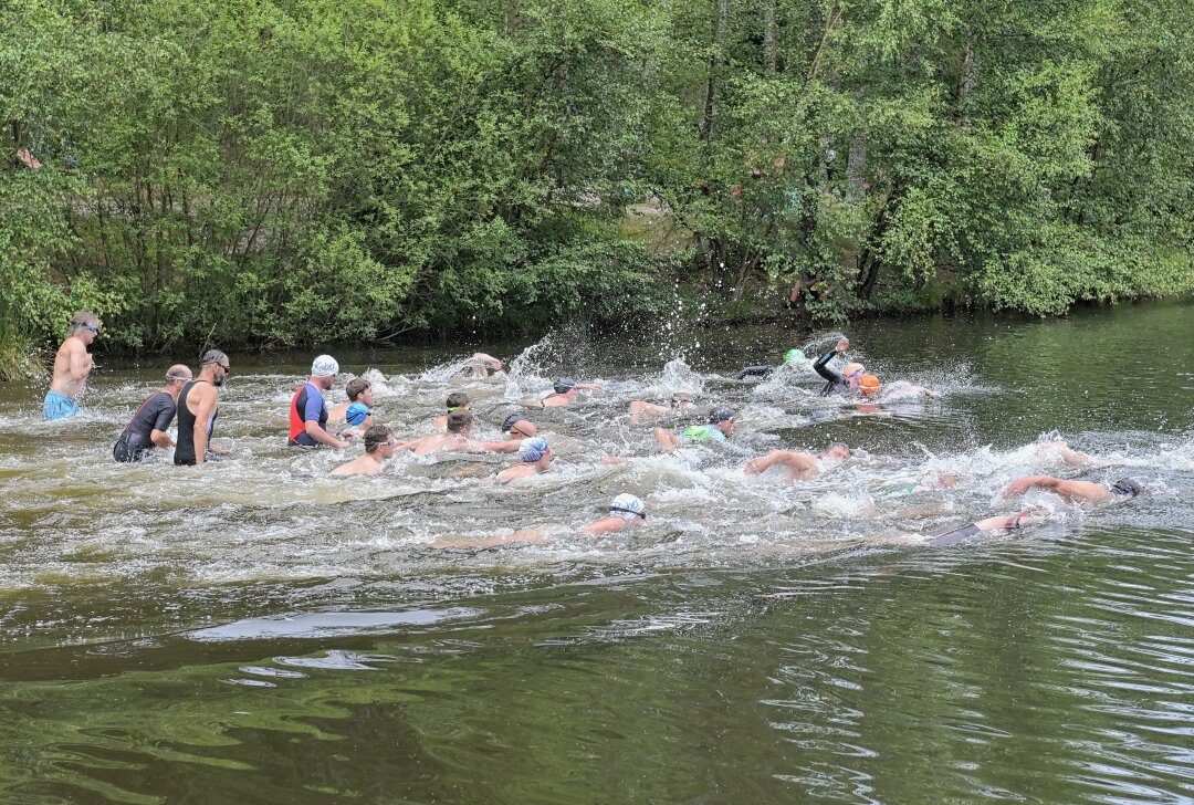 Deutlich mehr Starter beim Stausee-Triathlon - Los gings am Stausee mit dem Schwimmen. Foto: Ramona Schwabe