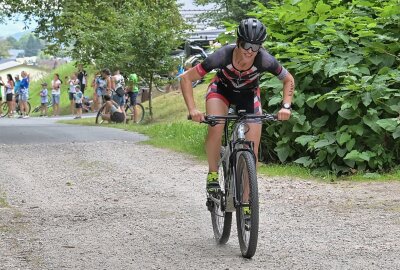 Deutlich mehr Starter beim Stausee-Triathlon - Rebekka Heß aus dem vogtländischen Brunn hat den Hauptlauf bei den Frauen gewonnen. Foto: Ramona Schwabe