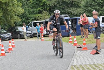 Deutlich mehr Starter beim Stausee-Triathlon - Tom Neubert aus Johanngeorgenstadt (im Bild) hat zusammen mit Erik Werner vom PSV Schwarzenberg das Staffel-Rennen gewonnen. Foto: Ramona Schwabe