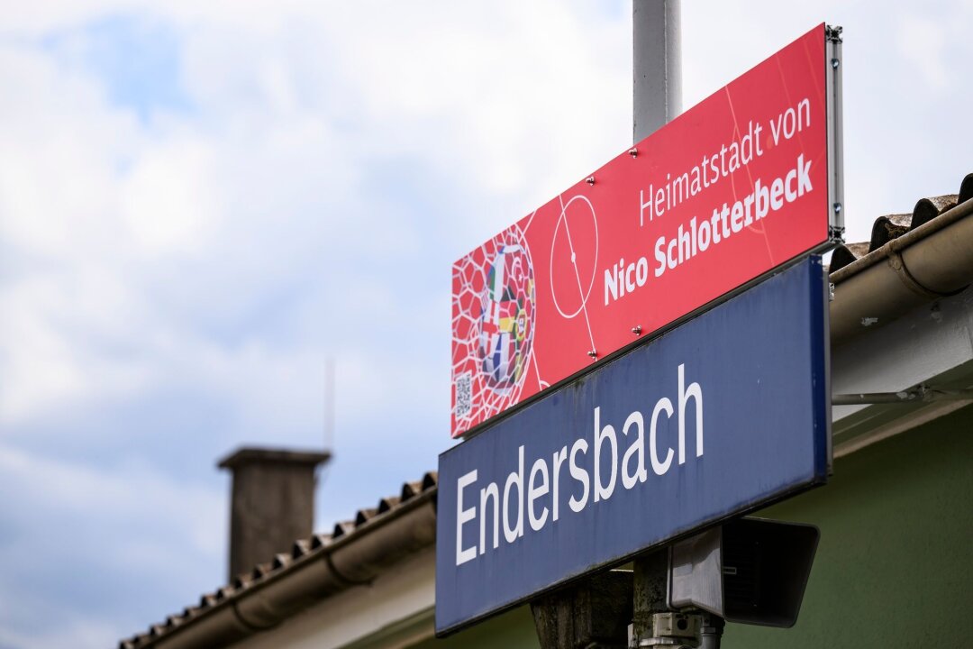 Deutsche Bahn würdigt Spieler mit Tafeln an Bahnhöfen - Am Bahnhof in Endersbach hängt ein Schild mit der Aufschrift „Heimatstadt von Nico Schlotterbeck“.