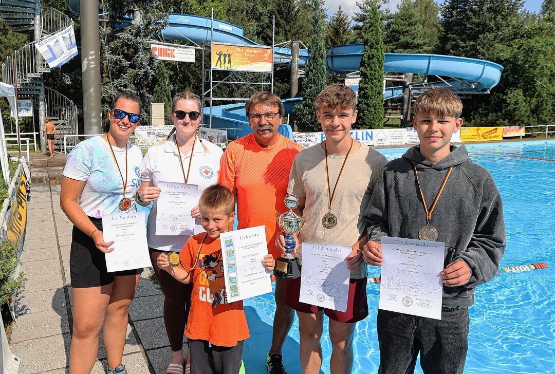 Deutsche Meister im Wasserrutschen in Rebesgrün gekürt - Nach dem großen Finale: Die Deutschen Meister im Wasserrutschen Sophia Beeckmann, Marie Hildebrandt, Nico Tietscher (alle Auerbach) sowie die Rebesgrüner Luca Meißner und Conner Flechsig (v. links) posierten mit Schwimmmeister Ralf Voigtländer (Mitte). Foto: Thomas Voigt