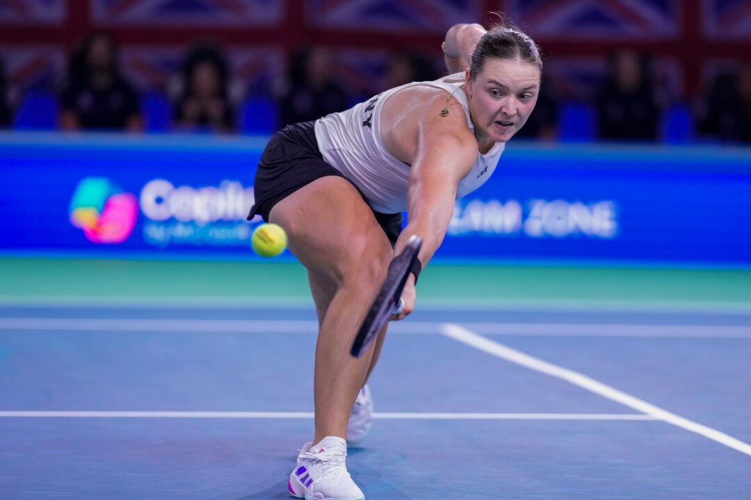 Deutsche Tennis-Damen in Malaga gleich raus - Jule Niemeier streckte sich gegen Emma Raducanu vergebens.