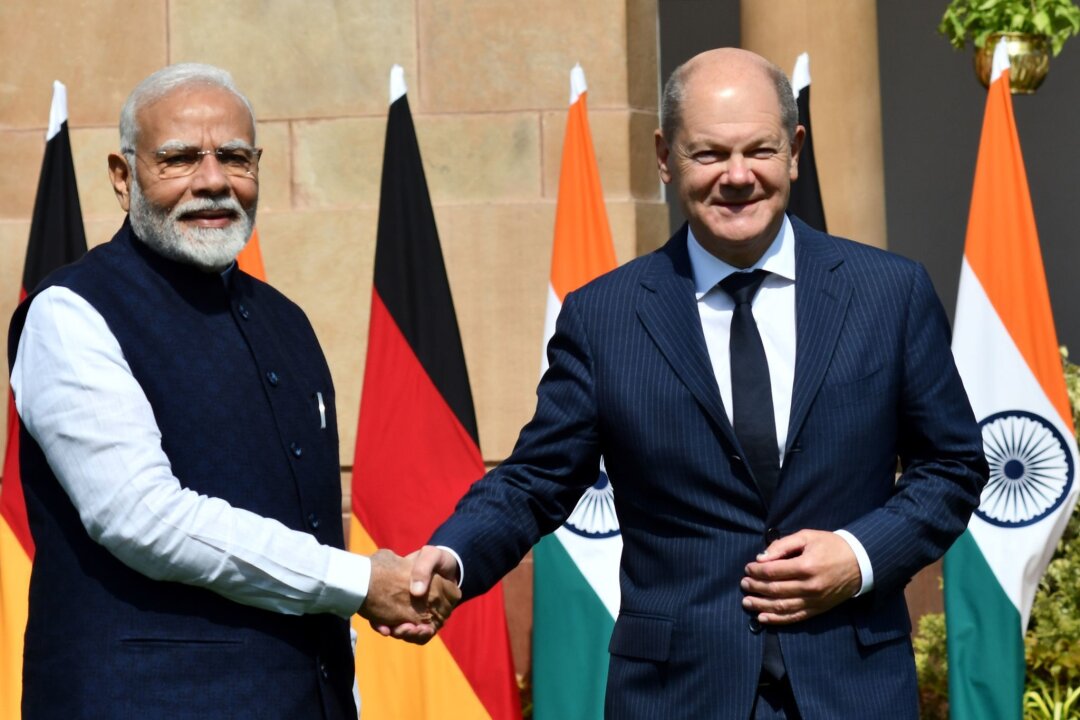 Deutschland und Indien rücken enger zusammen - Mit Putin war es eine Umarmung, mit Scholz ist es nur ein Händedruck. Trotzdem versteht sich der indische Premier mit seinem Gast aus Deutschland gut. 