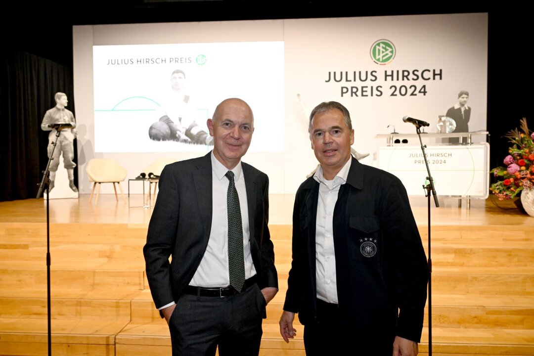 DFB "ganz klar an der Seite" der israelischen Gemeinde - DFB-Präsident Bernd Neuendorf (l.) setzt sich gegen Antisemitismus ein. 