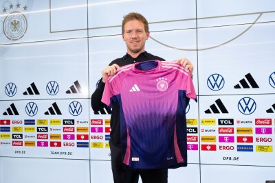 DFB-Team 2024 nicht mehr in pinkfarbenen Trikots - 2024 wird die DFB-Elf nicht mehr in den farbenfrohen Auswärtstrikot spielen. 