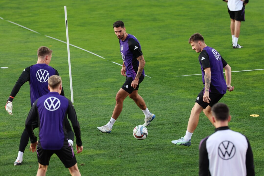 DFB-Team startet mit Debütanten Nübel und Kleindienst - Tim Kleindienst (M), hier beim Abschlusstraining in Zenica, bestreitet sein erstes Länderspiel.