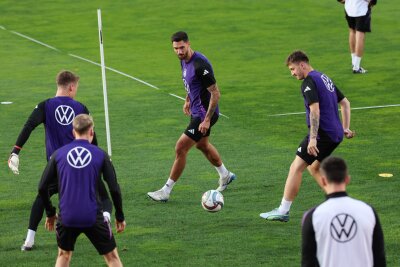 DFB-Team startet mit Debütanten Nübel und Kleindienst - Tim Kleindienst (M), hier beim Abschlusstraining in Zenica, bestreitet sein erstes Länderspiel.