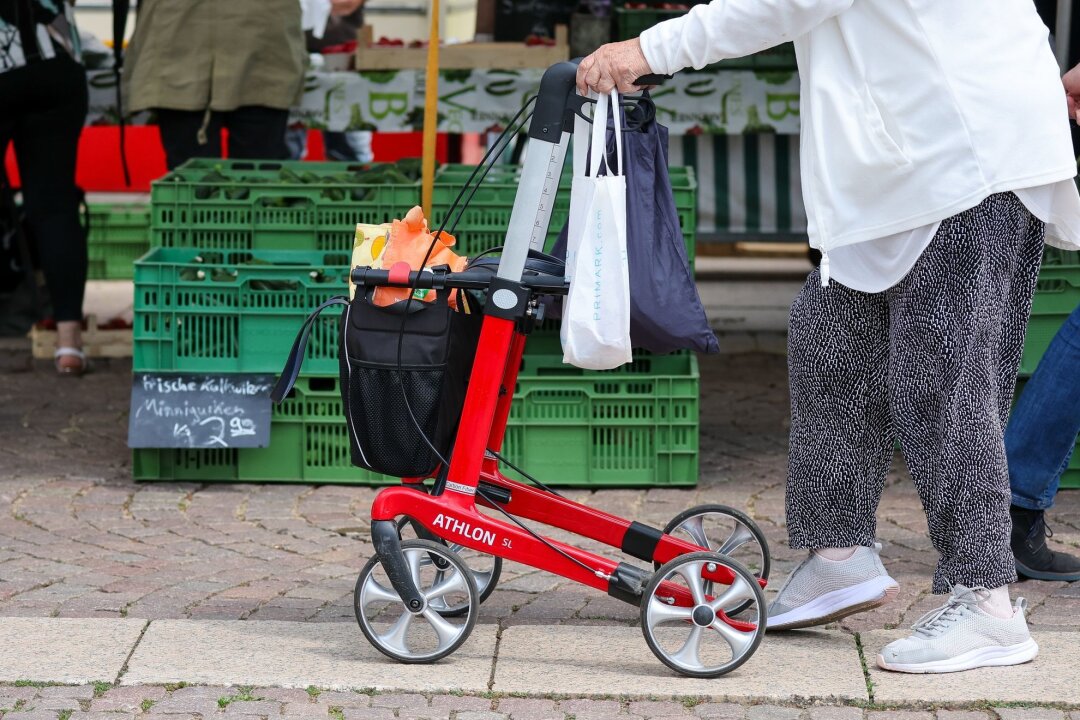 DGB Sachsen fordert neuen Fonds für DDR-Renten - Eine Seniorin geht mit ihrem Rollator über den Wochenmarkt in der Innenstadt.