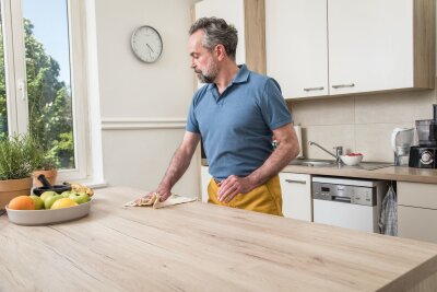 Diagnose Zöliakie: So klappt die Umstellung auf glutenfrei - Weg mit dem Mehlstaub! Wer mit einer Person zusammenlebt, die Zöliakie hat, sollte in der Küche etwas häufiger die Flächen wischen.